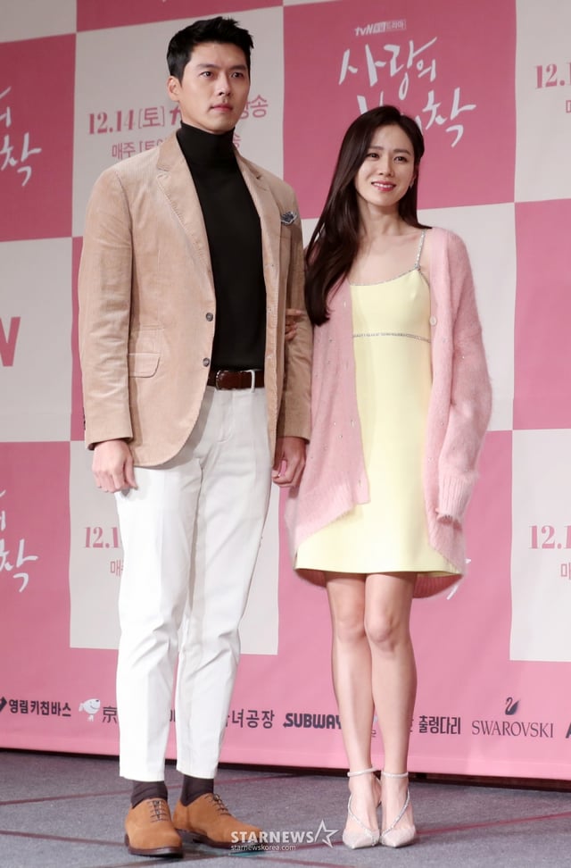 배우 현빈, 손예진이 9일 오후 서울 종로구 광화문 포시즌스호텔에서 진행된 tvN 새 토일드라마 '사랑의 불시착' 제작발표회에 참석해 포즈를 취하고 있다.