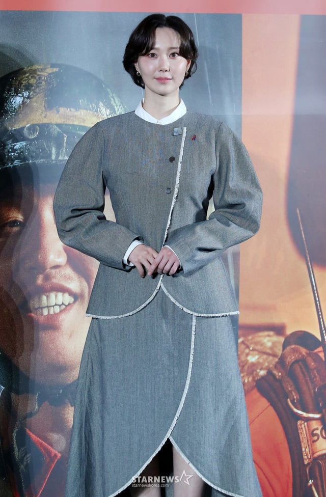 배우 이유영이 8일 오전 서울 용산구 아이파크몰 CGV에서 진행된 영화 '소방관' 제작보고회에 참석해 포즈를 취하고 있다. '소방관'은 2001년 홍제동 화재 참사 사건 당시 열악한 환경 속에서도 화재 진압과 전원 구조라는 단 하나의 목표를 가지고 투입된 소방관들의 상황을 그린 이야기. 12월 4일 개봉. 2024.11.08 /사진=김창현 chmt@