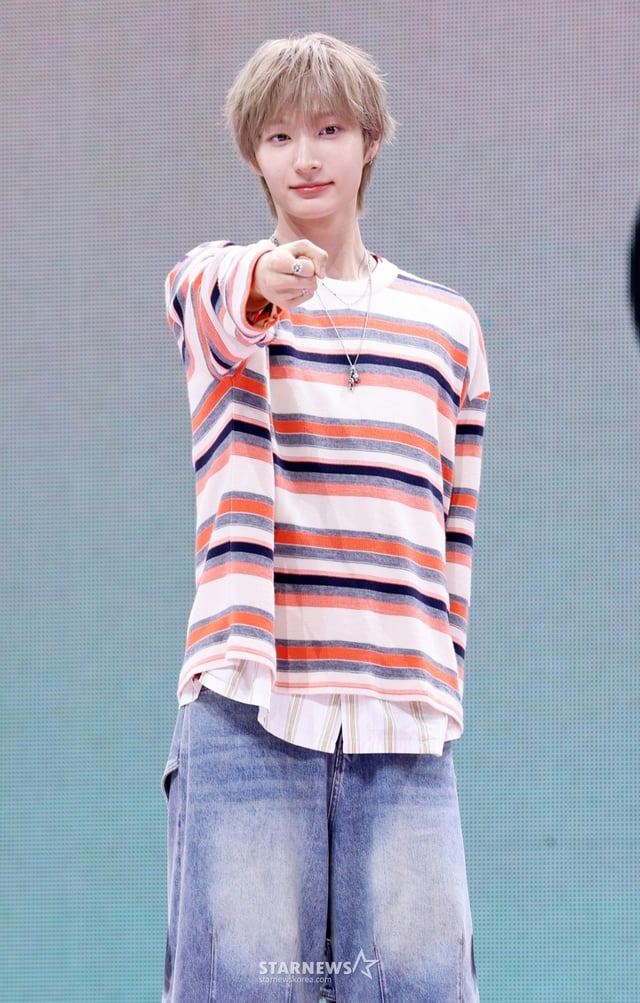 그룹 킥플립 동화가 22일 서울 광진구 예스24 라이브홀에서 열린 세 번째 미니 앨범 ‘My First Flip(마이 퍼스트 플립)’ 발매 기념 쇼케이스에서 포즈를 취하고 있다. /2025.09.22 /사진=김휘선 hwijpg@