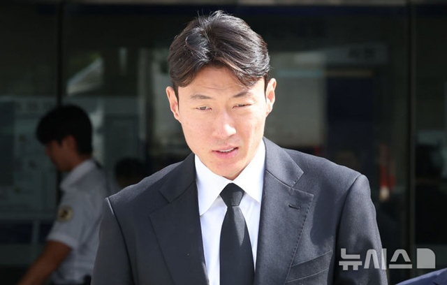 축구선수 황의조가 4일 오후 서울 서초구 서울중앙지방법원에서 열린 불법촬영 등 혐의 항소심 선고를 마치고 법원을 나서고 있다. /사진=뉴시스 제공