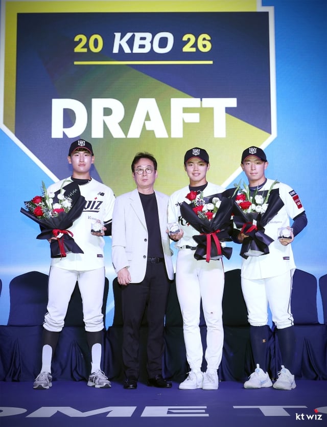 2026 KBO 신인드래프트에서 KT 위즈에 지명된 선수들이 나도현 KT 단장과 기념사진을 찍고 있다. 왼쪽부터 1라운드 박지훈(전주고), 나도현 단장, 4라운드 임상우(단국대), 2라운드 이강민(유신고). /사진=KT 위즈 제공