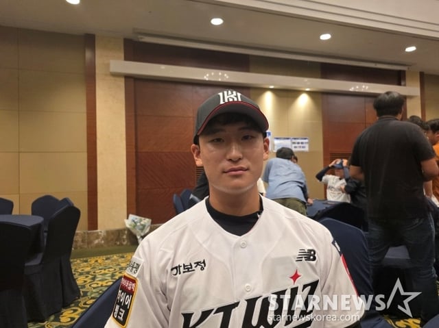 전주고 박지훈이 17일 열린 2026 KBO 신인드래프트에서 KT 지명을 받고 미소 짓고 있다. /사진=김동윤 기자