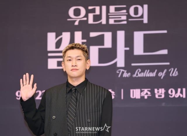 가수 크러쉬가 23일 오전 서울 양천구 목동 SBS에서 진행된 SBS 예능 '우리들의 발라드' 제작발표회에 참석해 포즈를 취하고 있다. 음악 전문가부터 일반 남녀노소까지 150명의 '탑백귀 대표단'이 대중픽 감별사로 나서 새로운 목소리를 찾는 집단 지성 음악 서바이벌 오디션 '우리들의 발라드'는 오늘(23일) 첫 방송된다. /2025.09.2 /사진=이동훈 photoguy@