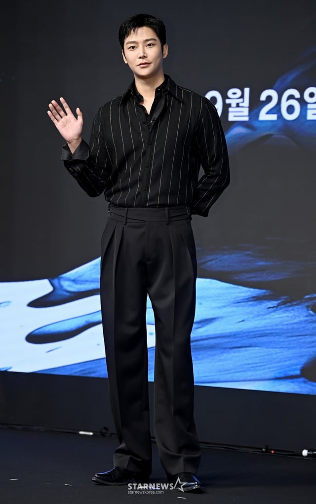 배우 신예은이 23일 서울 강남구 엘리에나호텔에서 열린 디즈니+ '탁류' 제작발표회에 참석해 포즈를 취하고 있다. /2025.09.23 /사진=김휘선 hwijpg@