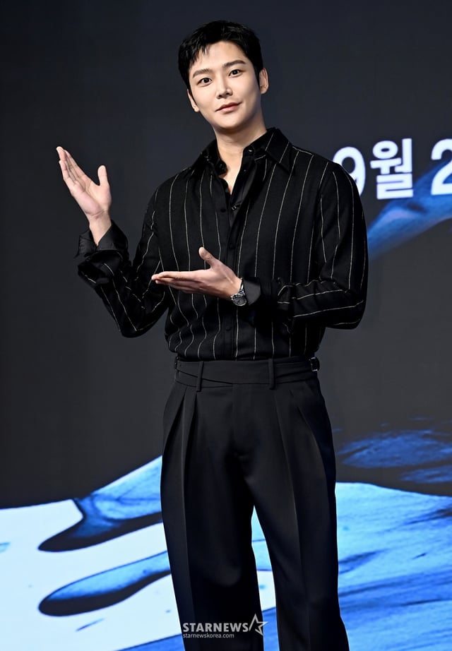 배우 신예은이 23일 서울 강남구 엘리에나호텔에서 열린 디즈니+ '탁류' 제작발표회에 참석해 포즈를 취하고 있다. /2025.09.23 /사진=김휘선 hwijpg@