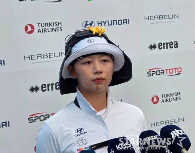 한국 양궁 여자 리커브 국가대표팀 임시현이 지난 12일 광주 5·18 민주광장에서 열린 '광주 2025 현대 세계선수권대회' 여자 개인전 8강에서 탈락하고 취재진과 인터뷰하고 있다. /사진=김동윤 기자