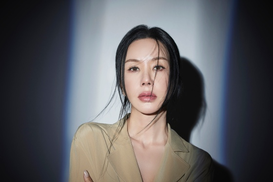 배우 겸 가수 엄정화 /사진제공=에일리언컴퍼니