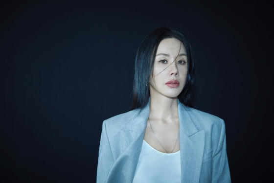 배우 겸 가수 엄정화 /사진제공=에일리언컴퍼니