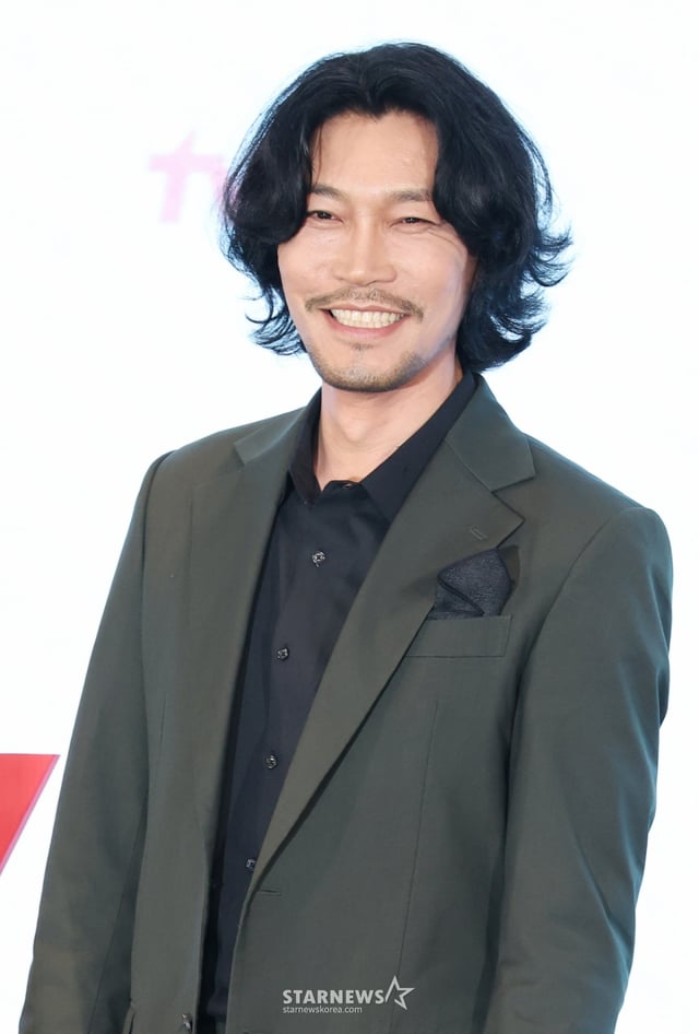 배우 최귀화가 19일 오후 서울 구로구 더세인트에서 진행된 tvN 토일드라마 '폭군의 셰프' 제작발표회에 참석해 포즈를 취하고 있다.  최고의 순간 과거로 타임슬립한 셰프가 최악의 폭군이자 절대 미각 소유자인 왕을 만나며 벌어지는 서바이벌 판타지 로맨틱코미디 '폭군의 셰프'는 오는 23일 첫 방송된다. /2025.08.19 /사진=이동훈 photoguy@
