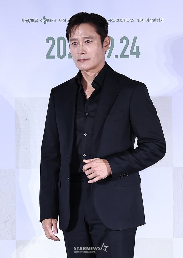 (서울=뉴스1) 구윤성 기자 = 배우 이병헌이 22일 오후 서울 용산구 CGV 용산에서 열린 영화 '어쩔수가없다' 기자간담회에서 포즈를 취하고 있다. 2025.9.22/뉴스1 Copyright © 뉴스1. All rights reserved. 무단 전재 및 재배포, AI학습 이용 금지. /사진=(서울=뉴스1) 구윤성 기자