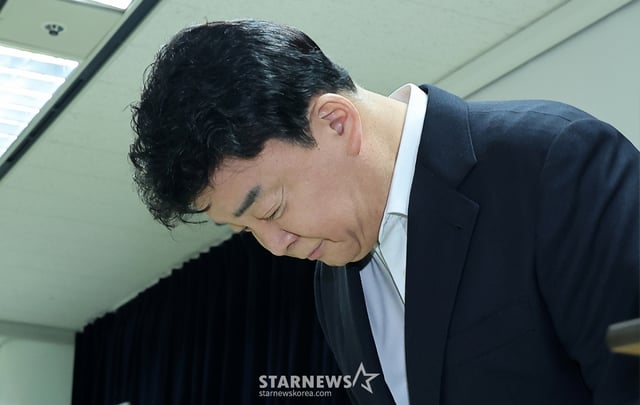 (서울=뉴스1) 김진환 기자 = 백종원 더본코리아 대표가 28일 서울 서초구 스페이스쉐어 강남역센터에서 열린 정기 주주총회에서 고개 숙여 인사하고 있다. 2025.3.28/뉴스1 Copyright © 뉴스1. All rights reserved. 무단 전재 및 재배포, AI학습 이용 금지. /사진=(서울=뉴스1) 김진환 기자