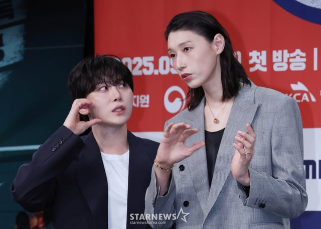 세븐틴 승관, 전 국가대표 배구 선수 김연경이 24일 오후 서울 마포구 상암동 MBC에서 진행된 예능프로그램 '신인감독 김연경' 제작발표회에 참석해 포즈를 취하고 있다. 신인감독으로 돌아온 배구계의 전설 배구황제 김연경의 구단 창설 프로젝트 '신인감독 김연경'은 오는 28일 첫 방송된다. /2025.09.24 /사진=이동훈 photoguy@