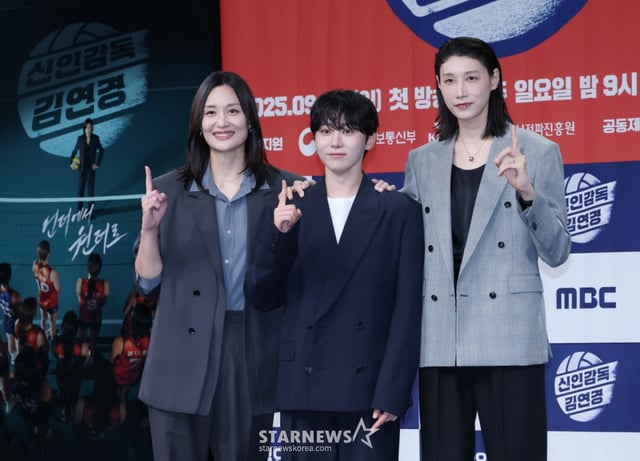 전 국가대표 배구 선수 표승주, 세븐틴 승관, 전 국가대표 배구 선수 김연경이 24일 오후 서울 마포구 상암동 MBC에서 진행된 예능프로그램 '신인감독 김연경' 제작발표회에 참석해 포즈를 취하고 있다. 신인감독으로 돌아온 배구계의 전설 배구황제 김연경의 구단 창설 프로젝트 '신인감독 김연경'은 오는 28일 첫 방송된다. /2025.09.24 /사진=이동훈 photoguy@