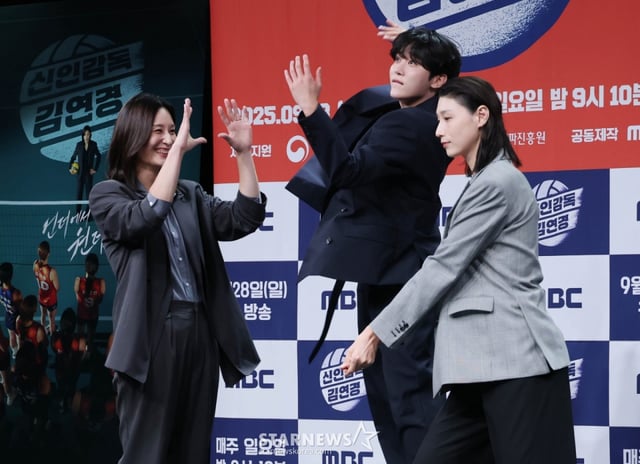 전 국가대표 배구 선수 표승주, 세븐틴 승관, 전 국가대표 배구 선수 김연경이 24일 오후 서울 마포구 상암동 MBC에서 진행된 예능프로그램 '신인감독 김연경' 제작발표회에 참석해 포즈를 취하고 있다. 신인감독으로 돌아온 배구계의 전설 배구황제 김연경의 구단 창설 프로젝트 '신인감독 김연경'은 오는 28일 첫 방송된다. /2025.09.24 /사진=이동훈 photoguy@
