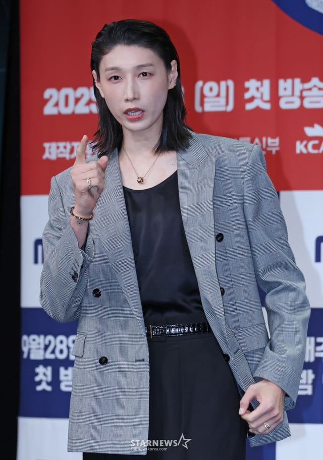 전 배구 국가대표선수 김연경이 24일 오후 서울 마포구 상암동 MBC에서 진행된 예능프로그램 '신인감독 김연경' 제작발표회에 참석해 포즈를 취하고 있다. 신인감독으로 돌아온 배구계의 전설 배구황제 김연경의 구단 창설 프로젝트 '신인감독 김연경'은 오는 28일 첫 방송된다. /2025.09.24 /사진=이동훈 photoguy@