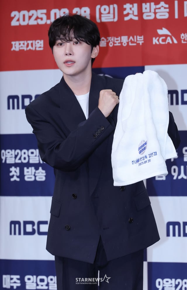 세븐틴 부승관이 24일 오후 서울 마포구 상암동 MBC에서 진행된 예능프로그램 '신인감독 김연경' 제작발표회에 참석해 포즈를 취하고 있다. 신인감독으로 돌아온 배구계의 전설 배구황제 김연경의 구단 창설 프로젝트 '신인감독 김연경'은 오는 28일 첫 방송된다. /2025.09.24 /사진=이동훈 photoguy@