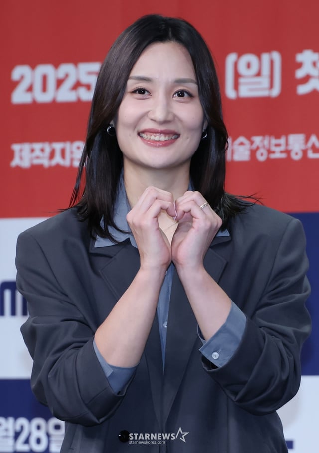 전 국가대표 배구 선수 표승주가 24일 오후 서울 마포구 상암동 MBC에서 진행된 예능프로그램 '신인감독 김연경' 제작발표회에 참석해 포즈를 취하고 있다. 신인감독으로 돌아온 배구계의 전설 배구황제 김연경의 구단 창설 프로젝트 '신인감독 김연경'은 오는 28일 첫 방송된다. /2025.09.24 /사진=이동훈 photoguy@