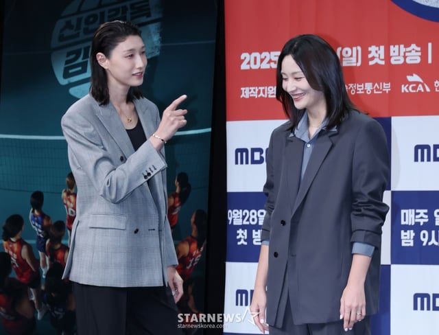 전 국가대표 배구 선수 김연경, 표승주가 24일 오후 서울 마포구 상암동 MBC에서 진행된 예능프로그램 '신인감독 김연경' 제작발표회에 참석해 포즈를 취하고 있다. 신인감독으로 돌아온 배구계의 전설 배구황제 김연경의 구단 창설 프로젝트 '신인감독 김연경'은 오는 28일 첫 방송된다. /2025.09.24 /사진=이동훈 photoguy@