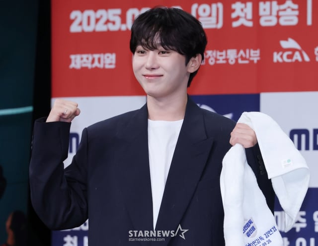 세븐틴 부승관이 24일 오후 서울 마포구 상암동 MBC에서 진행된 예능프로그램 '신인감독 김연경' 제작발표회에 참석해 포즈를 취하고 있다.  신인감독으로 돌아온 배구계의 전설 배구황제 김연경의 구단 창설 프로젝트 '신인감독 김연경'은 오는 28일 첫 방송된다. /2025.09.24 /사진=이동훈 photoguy@