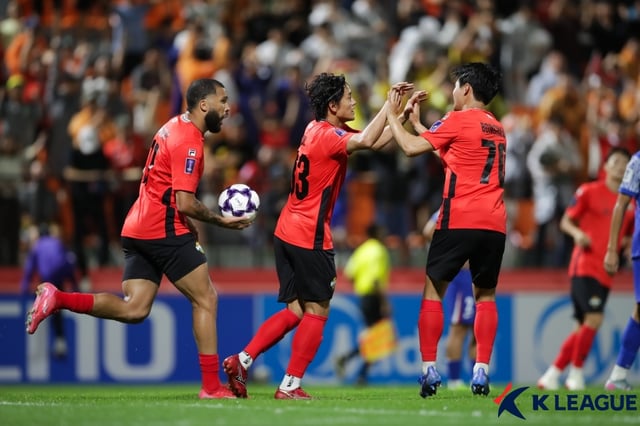 강원FC 홍철(가운데)이 지난 16일 춘천송암스포츠타운 주경기장에서 열린 상하이 선화와의 아시아축구연맹(AFC) 챔피언스리그 엘리트(ACLE) 리그 스테이지 1차전에서 골을 터뜨린 뒤 기뻐하고 있다. 홍철의 이 골은 강원의 창단 17년 ACLE 첫 득점으로 남았다. /사진=한국프로축구연맹 제공