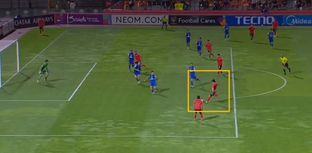 지난 16일 춘천송암스포츠타운 주경기장에서 열린 상하이 선화와의 아시아축구연맹(AFC) 챔피언스리그 엘리트(ACLE) 리그 스테이지 1차전 득점으로 이어진 홍철(노란색 네모)의 슈팅 장면. 홍철의 이 골은 강원의 창단 17년 ACLE 첫 득점으로 남았다. /사진=AFC 중계화면 캡처