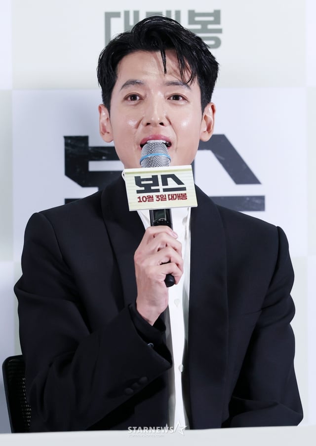 배우 정경호가 24일 서울 송파구 롯데시네마 월드타워에서 진행된 영화 '보스(라희찬 감독)' 언론시사회 및 기자간담회에 참석해 질의응답을 하고 있다. /2025.09.24 /사진=김휘선 hwijpg@