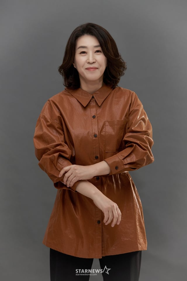 배우 김미경이 25일 오전 서울 서초구 씨엘엔컴퍼니 사옥에서 진행된 JTBC 주말 드라마 '웰컴투 삼달리' 종영 인터뷰를 위해 포즈를 취하고 있다.   김미경은 극 중 삼달의 엄마이자 해녀회장인 고미자 역을 맡았다.  '웰컴투 삼달리'는 한라산 자락 어느 개천에서 난 용, 삼달(신혜선 역)이 모든 걸 잃고 추락한 뒤, 개천을 소중히 지켜온 용필(지창욱 역)과 고향의 품으로 다시 돌아와 숨을 고르며 사랑도 찾는 청정 짝꿍 로맨스. / 사진제공 = 씨엘엔컴퍼니 /사진=김창현