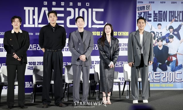 배우 강하늘, 김영광, 강영석, 한선화, 남대중 감독이 25일 서울 용산구 CGV 용산아이파크몰에서 진행된 영화 '퍼스트라이드(남대중 감독)' 제작보고회에 참석해 인사를 하고 있다. /2025.09.25 /사진=김휘선 hwijpg@