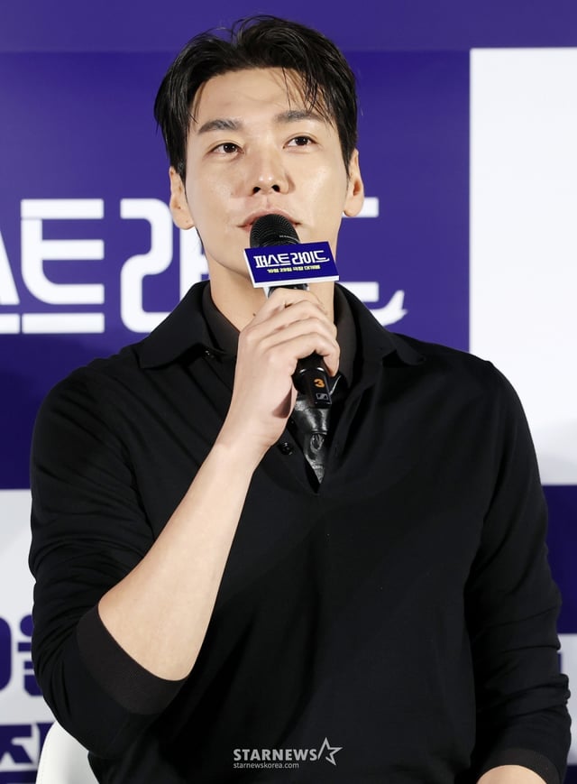 배우 김영광이 25일 서울 용산구 CGV 용산아이파크몰에서 진행된 영화 '퍼스트라이드(남대중 감독)' 제작보고회에 참석해 질의응답을 하고 있다. /2025.09.25 /사진=김휘선 hwijpg@