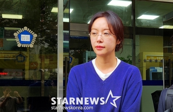 (제주=뉴스1) 강승남 기자 = 배우 황정음이 25일 제주시 이도2동 제주지방법원에서 취재진 질문에 대답하고 있다. 제주지법 제2형사부는 이날 열린 선고공판에서 특정경제범죄 가중 처벌 등에 관한 법률 위반(횡령) 혐의를 받은 황 씨에게 징역 2년에 집행유예 4년을 선고했다. 2025.9.25/뉴스1  Copyright © 뉴스1. All rights reserved. 무단 전재 및 재배포,  AI학습 이용 금지. /사진=(제주=뉴스1) 강승남 기자