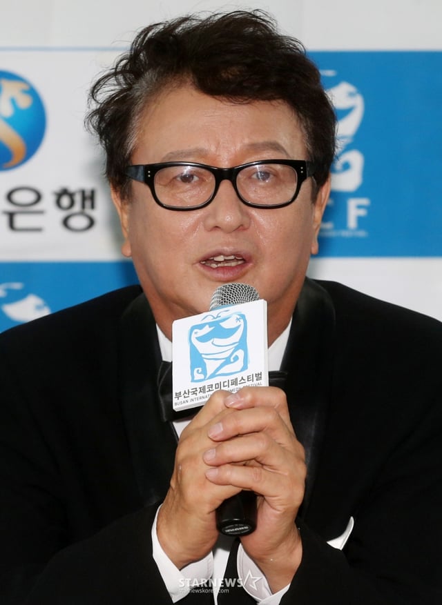 전유성 BICF 명예위원장이 2013년 8월 29일 오후 부산광역시 해운대구 영화의전당에서 열린 2013 제1회 부산국제코미디페스티벌(BICF) 기자회견에서 질문에 답하고 있다. 아시아 최초의 코미디 축제인 '2013 부산국제코미디페스티벌'은 7개국 17개팀의 코미디언들이 참가한 가운데 9월 1일 4일간 영화의 전당에서 펼쳐진다. /사진=이동훈 기자 photoguy@