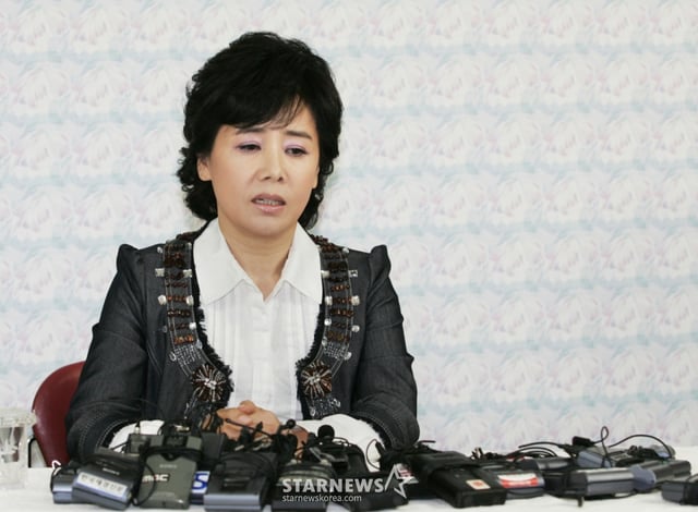 배우 선우은숙이 2007년 10월 25일 오후 서울 여의도 MBC에서 가진 이혼 관련 기자 회견에서 고개를 숙이며 인사를 하고 있다. /사진=홍기원