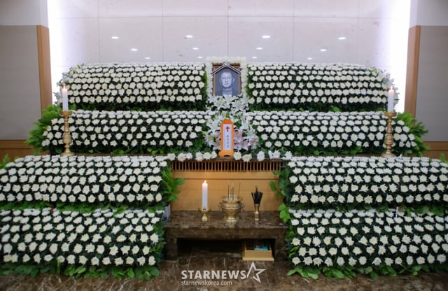 폐기흉 증세 악화로 치료 중 갑작스럽게 세상을 떠난 개그맨 故전유성의 빈소가 26일 서울아산병원 장례식장에 마련됐다. 발인은 28일. /사진공동취재단 2025.09.26 /사진=이동훈 photoguy@