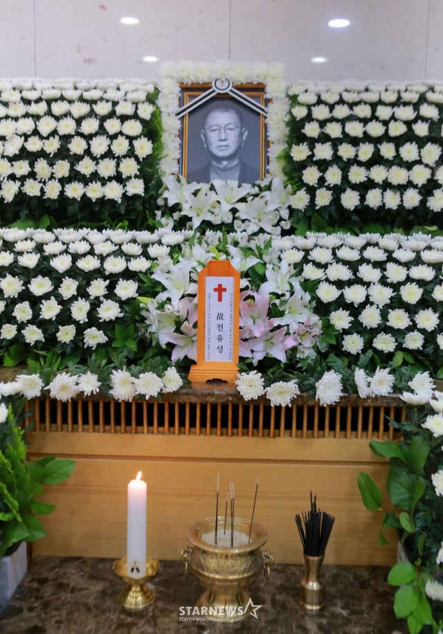 폐기흉 증세 악화로 치료 중 갑작스럽게 세상을 떠난 개그맨 故전유성의 빈소가 26일 서울아산병원 장례식장에 마련됐다. 발인은 28일. /사진공동취재단 2025.09.26 /사진=이동훈 photoguy@