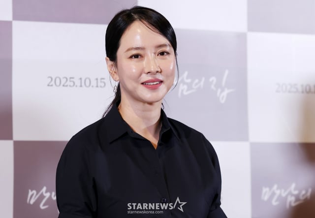 배우 송지효가 26일 서울 용산구 CGV 용산아이파크몰에서 진행된 영화 '만남의 집(차정윤 감독)' 언론시사회 및 기자간담호에 참석해 질의응답을 하고 있다. /2025.09.26 /사진=김휘선 hwijpg@