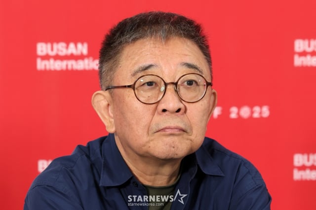 [부산=뉴시스] 박진희 기자 = 중국 장률 감독이 22일 부산 해운대구 영화의전당 비프힐에서 제30회 부산국제영화제 경쟁부문 작품 '루오무의 황혼' 기자회견을 하고 있다. 2025.09.22. pak7130@newsis.com /사진=박진희