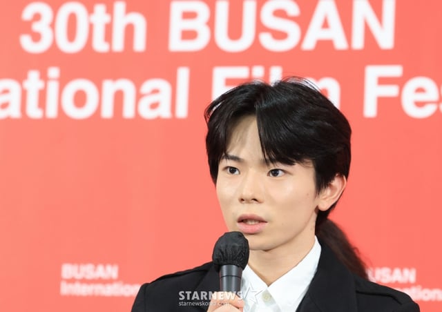 (부산=뉴스1) 권현진 기자 = 배우 하야시 유타가 19일 오전 부산 해운대구 영화의전당 비프힐에서 열린 제30회 부산국제영화제(BIFF) 경쟁 부문 '어리석은 자는 누구인가’ 기자회견에 참석해 인사말을 하고 있다. 2025.9.19/뉴스1 Copyright © 뉴스1. All rights reserved. 무단 전재 및 재배포, AI학습 이용 금지. /사진=(부산=뉴스1) 권현진 기자