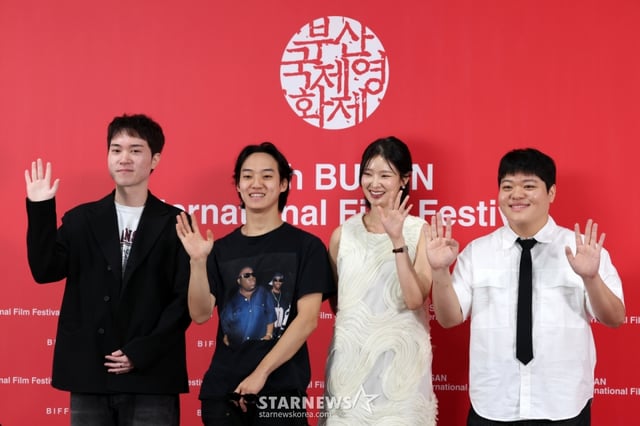 [부산=뉴시스] 박진희 기자 = 한창록 감독(왼쪽부터), 배우 주민형, 백지혜, 신준항이 21일 부산 해운대구 영화의전당 비프힐에서 제30회 부산국제영화제 경쟁부문 작품 '충충충' 기자회견을 하고 있다. 2025.09.21. pak7130@newsis.com /사진=박진희