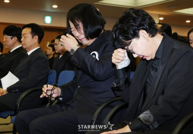'개그계 대부' 故전유성의 영결식이 엄수된 28일 오전 서울아산병원 장례식장에서 코미디언 최양락, 팽현숙 부부가 슬픔에 잠겨 있다. /2025.09.28 /사진=이동훈 photoguy@