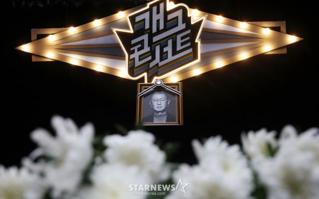 [서울=뉴시스] 홍효식 기자 = 개그맨 고 전유성의 노제가 치러진 28일 오전 서울 영등포구 개그콘서트 녹화장인 KBS 공개홀에 고인의 영정이 놓여있다. 2025.09.28. yesphoto@newsis.com /사진=홍효식