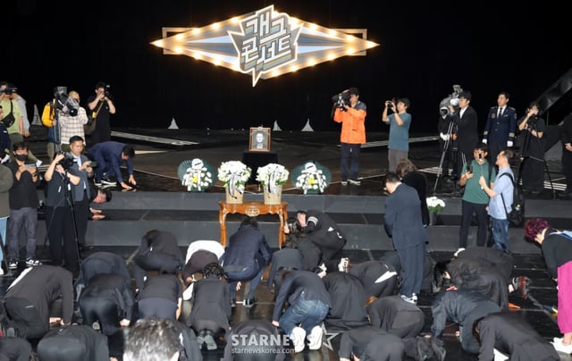 (서울=뉴스1) 김명섭 기자 = 28일 서울 영등포구 여의도 KBS 개그콘서트 녹화 세트장에서 열린 코미디언 고(故) 전유성의 노제에서 후배 코미디언들이 큰절을 하고 있다. 2025.9.28/뉴스1 Copyright © 뉴스1. All rights reserved. 무단 전재 및 재배포, AI학습 이용 금지. /사진=(서울=뉴스1) 김명섭 기자