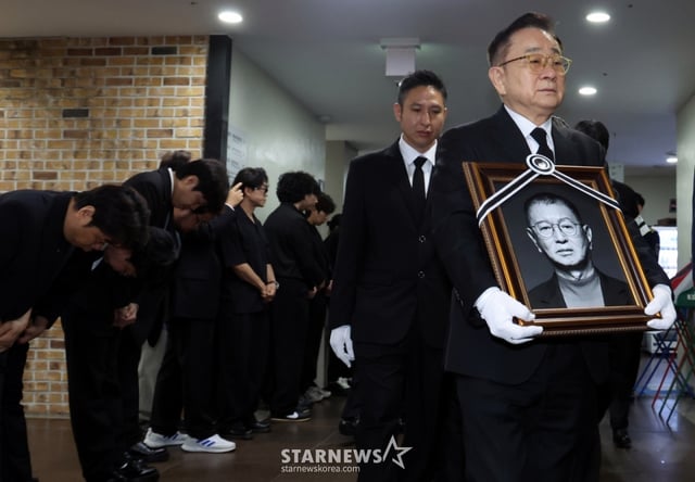 (서울=뉴스1) 김명섭 기자 = 28일 서울 영등포구 여의도 KBS 개그콘서트 녹화 세트장에서 열린 코미디언 고(故) 전유성의 노제에서 영정이 운구되고 있다. 2025.9.28/뉴스1 Copyright © 뉴스1. All rights reserved. 무단 전재 및 재배포, AI학습 이용 금지. /사진=(서울=뉴스1) 김명섭 기자