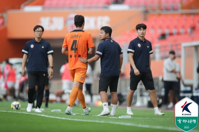 제주 SK 송주훈이 28일 제주월드컵경기장에서 열린 수원FC전에서 전반 난폭한 행위로 레드카드를 받고 경기장을 빠져나가고 있다. /사진=한국프로축구연맹 제공