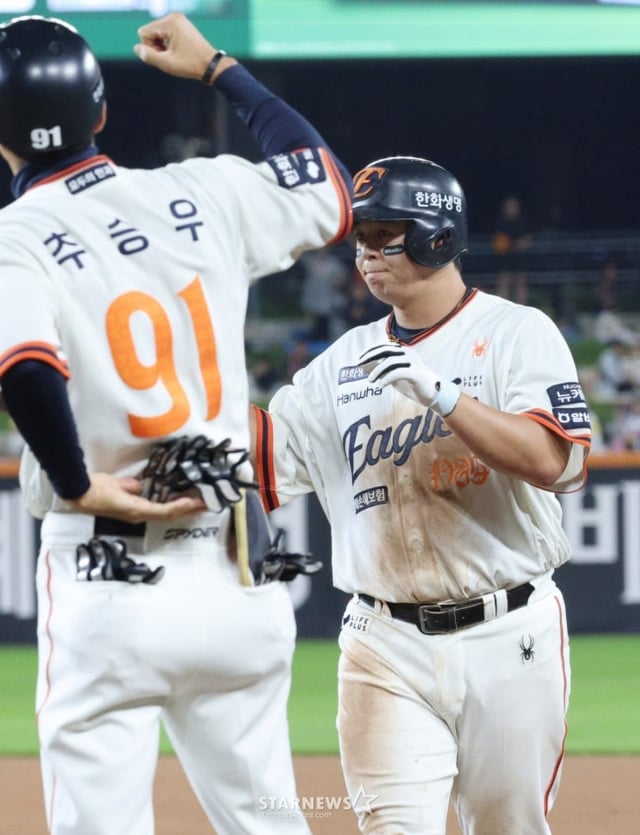 2025 신한 SOL Bank KBO리그 한화 이글스 대 LG 트윈스 경기가 29일 대전한화생명 볼파크에서 열렸다.  한화 노시환이 6회말 무사 1루에서 좌전 안타를 치고 출루한 후 세리머니를 하고 있다. /사진=김진경 대기자