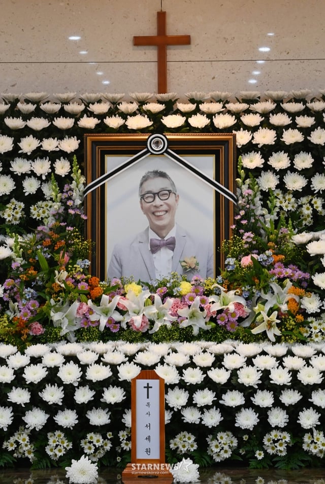 개그맨 故 서세원의 빈소가 30일 서울 송파구 아산병원 장례식장에 마련돼 있다. 고 서세원은 지난 20일 오후 캄보디아 프놈펜 미래 폴리클리닉(MiRae Polyclinic)에서 링거 주사를 맞다 심정지로 사망했다. 향년 67세. 발인은 5월 2일이다. / 사진공동취재단