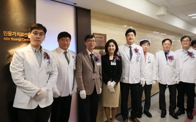 (왼쪽부터) 이정한 민윤기치료센터 부소장, 안형준 치과대학병원장, 김용직 한국자폐인사랑협회장, 천근아 민윤기치료센터 소장, 금기창 연세의료원장, 이강영 세브란스병원장, 강훈철 세브란스 어린이병원 원장, 안석균 연세의대 정신과학교실 주임교수/사진제공=세브란스병원 