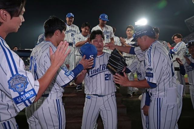삼성 오승환(가운데)이 30일 대구 KIA전 등판 후 동료들의 환영을 받으며 더그아웃으로 들어오고 있다. /사진=삼성 라이온즈 제공