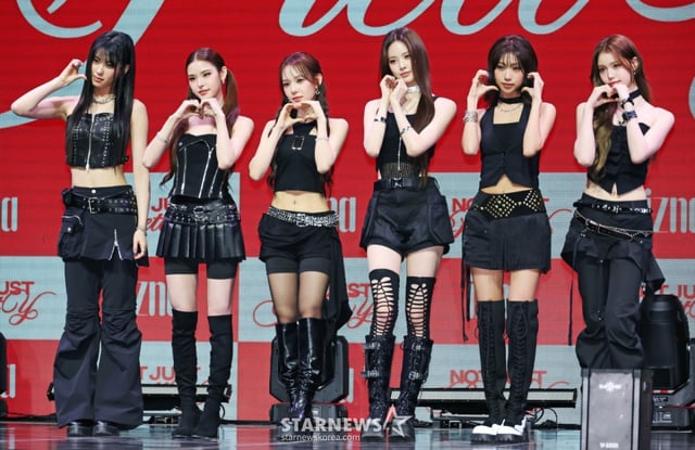 걸그룹 이즈나(izna)가 30일 오후 서울 광진구 예스24라이브홀에서 진행된 미니 2집 '낫 저스트 프리티'(Not Just Pretty) 발매기념 쇼케이스에서 포즈를 취하고 있다. 이번 앨범에는 타이틀곡 ‘Mamma Mia'(맘마미아)를 비롯해 ‘Supercrush'(슈퍼크러시), ‘Racecar'(레이스카), ‘빗속에서’, 'SIGN'(사인)(Remix)까지 총 5곡이 수록됐다. /2025.09.30 /사진=이동훈 photoguy@
