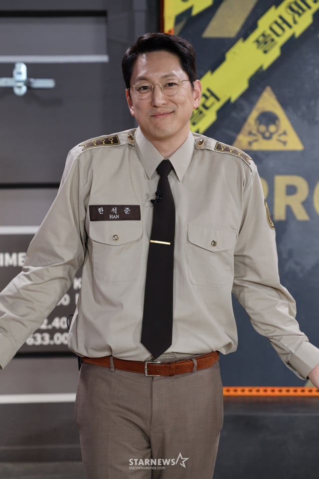 방송인 한석준이 28일 오후 온라인으로 진행된 AXN의 예능 '풀어파일러 4' 제작발표회에 참석해 포즈를 취하고 있다. '풀어파일러4'는 범죄 없는 세상을 꿈꾸는 풀어파일러들의 네 번째 도전기로, 고급반 프로파일링 실력으로 뭉친 풀어파일러들이 날로 극악무도해지는 전 세계의 실제 범죄사건을 파헤치며 범죄에 대한 경각심을 높이고, 크라임 퀴즈를 풀면서 전문 프로파일링 지식과 다양한 범죄 예방법을 전수하는 예능 프로그램이다. / 사진제공 = AXN /사진=김창현