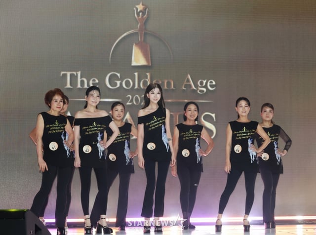 30일 오후 서울 강남구 라움아트센터에서 진행된 '2025 머니투데이방송 골든에이지어워즈'(2025 MTN GAA) 최종 본선 무대에서 참가자들이 오프닝 무대를 펼치고 있다. /2025.09.30 /사진=이동훈 photoguy@